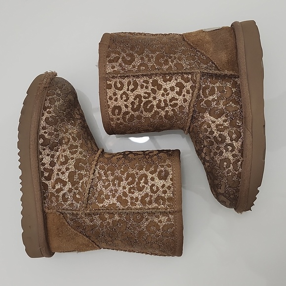 UGG Big Kids Chestnut Classic II Glitter Leopard Boots - Picture 6 of 8